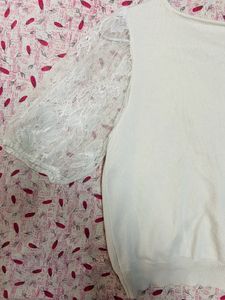 White Top With Net Ballooons Sleeves❤️