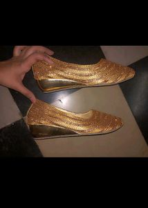 Golden Jutti with stone work