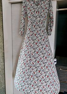 👗White Maxi Floral Dress
