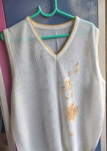 Women's White V-Neck Sleeveless Sweater