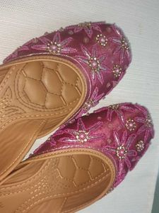 Embellished Juttis/Mojaris