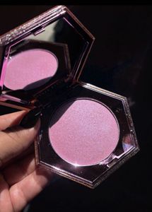 FENTY BEAUTY HIGHLIGHTER
