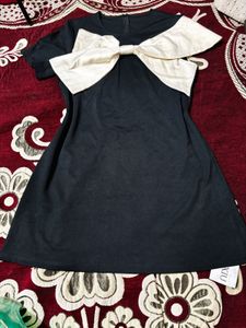 Chic Black Dress with Oversized Bow