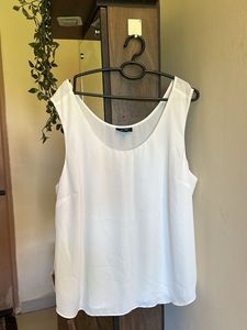 Chic White Sleeveless Top