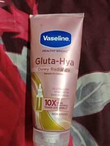 Vaseline gluta-hya serum in lotion