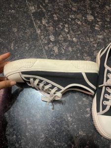 Vintage Black and white sneakers