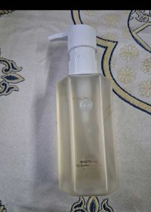 Minimalist marula cleansing oil