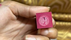 Clinique Lipstick - Vibrant Pink