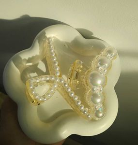 Elegant Pearl Claw Clip
