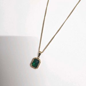 Elegant Emerald Pendant Necklace