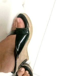 Stylish Black Thong Sandals Size 6. one TIME REPAI