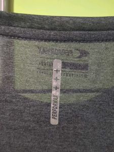 Performax gym tee with thumbholes