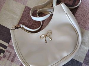 Chic White Shoulder Bag with Bow Accent