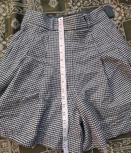 Uniqlo Houndstooth Skorts ! Good as new with tag!