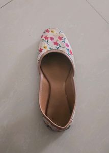 Floral Print Juttis/Mojaris