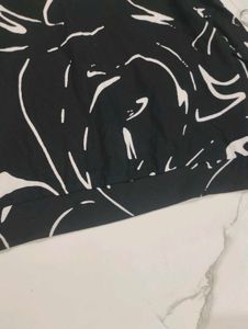 Black &amp; White Swirl Print Long Sleeve Top
