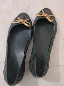 Black Ballerinas With Bow Detail