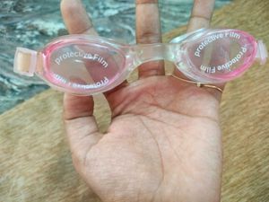 Swimming goggles