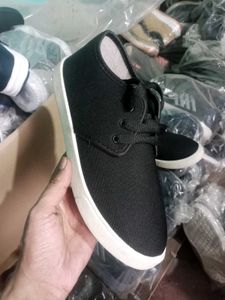 NEW NO USED CASUAL SHOES