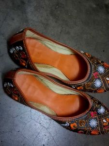 Embroidered Jutti