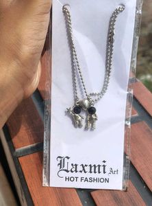 women and men chain ⛓️