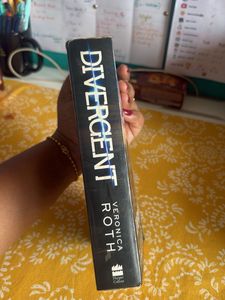 Divergent by Veronica Roth