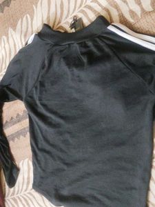 black crop athlete zip up top