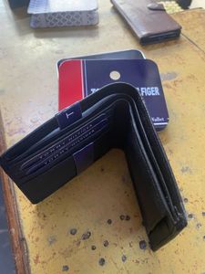 This is a brand new wallet of tommy hilfiger