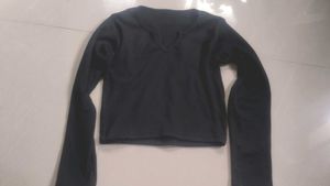 Black Long Sleeve V-Neck Crop Top
