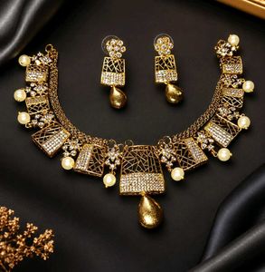 Exquisite Gold Tone Necklace & Earring Set