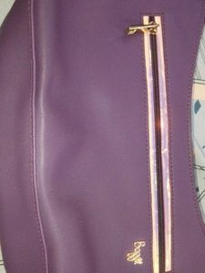 Black Shoulder Bag with Gold Zip Accent – Stylish