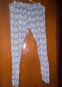 Stylish Blue Paisley Print Leggings