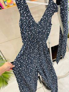 Beautiful strechable jumpsuit with belt