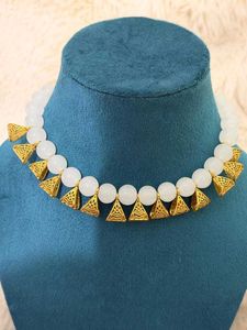 🦪Elegant White Bead &amp; Gold Triangle Necklace Set�