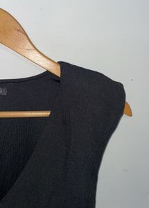 DYNAMITE Medium V-Neck Black Bodysuit