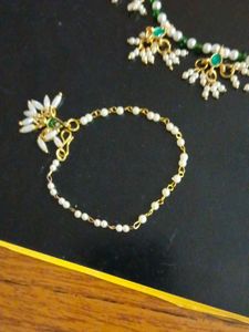 Elegant Pearl and Emerald Necklace Set