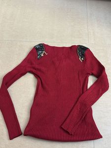 Chic Ribbed Maroon Top with Zipper Detail