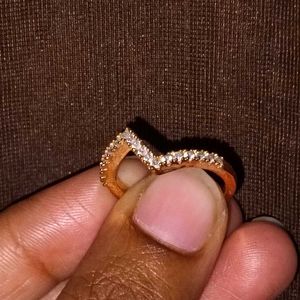 Sparkling V-Shape Ring