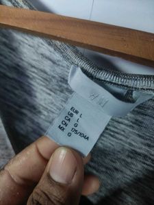 ✨ H&amp;M Grey V-Neck Top ✨