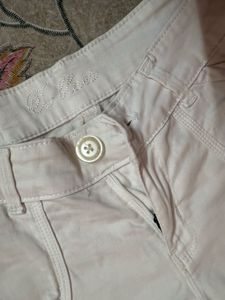 Women’s White Capri Pants !