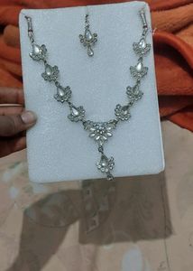 beautiful  necklace  and mangtika