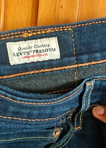 levis navy blue jeans size-32 (slim fit)