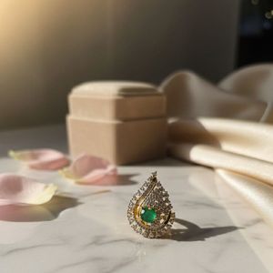 Elegant Emerald &amp; Diamond ring