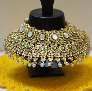 Stunning Kundan Necklace &amp; Earrings Set