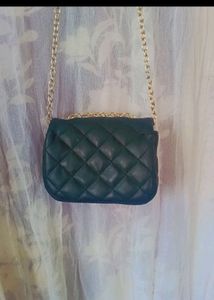 ✨.Sale💫Stylish Sling Bag For Girls With Golden Ch