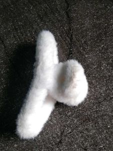 🌼Fluffy White Claw Hair Clip🌼
