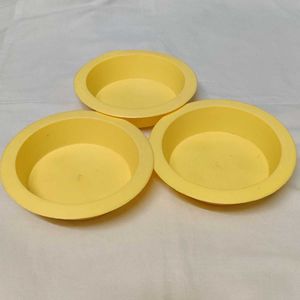 🆕 Set of Yellow Plastic Plates