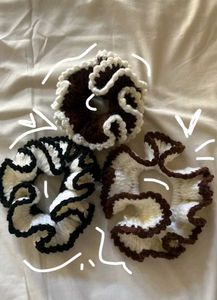 SET OF CROCHET SCRUNCHIES