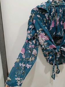 *New*Chic Floral Tie-Front Crop Top
