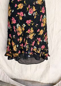 20116. BLACk floral skirt